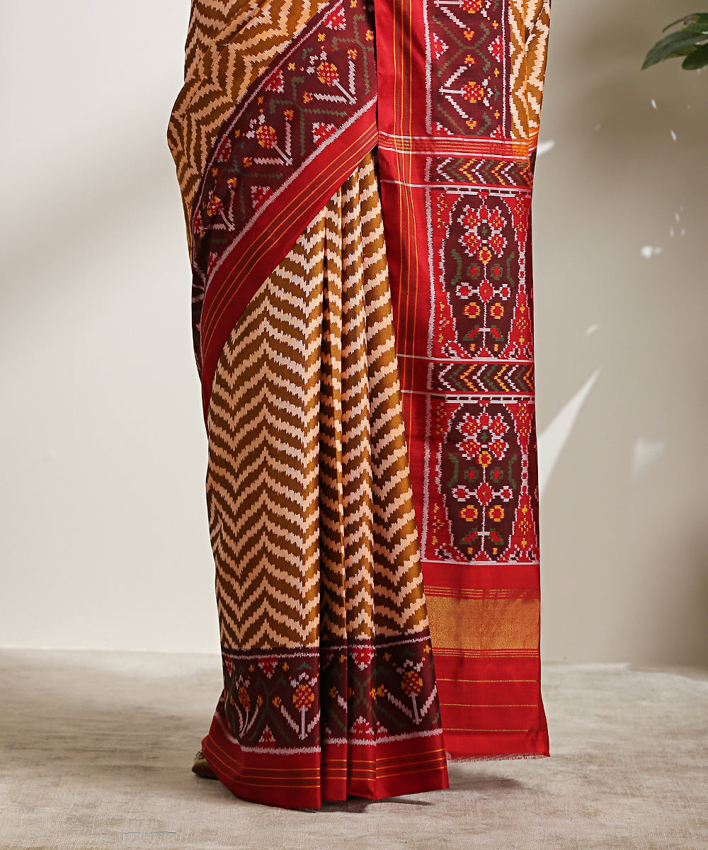 Mustard_And_Maroon_Handloom_8_Ply_Pure_Mulberry_Silk_Patola_Saree_With_Chevron_Weave_WeaverStory_04