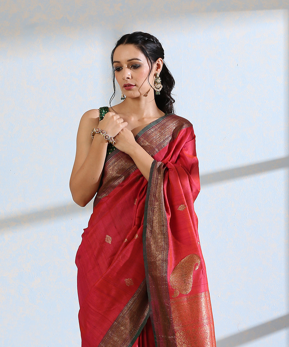 Handloom_Red_Dual_Tone_Dupion_Silk_Banarasi_Saree_With_Green_Border_And_Antique_Zari_WeaverStory_01