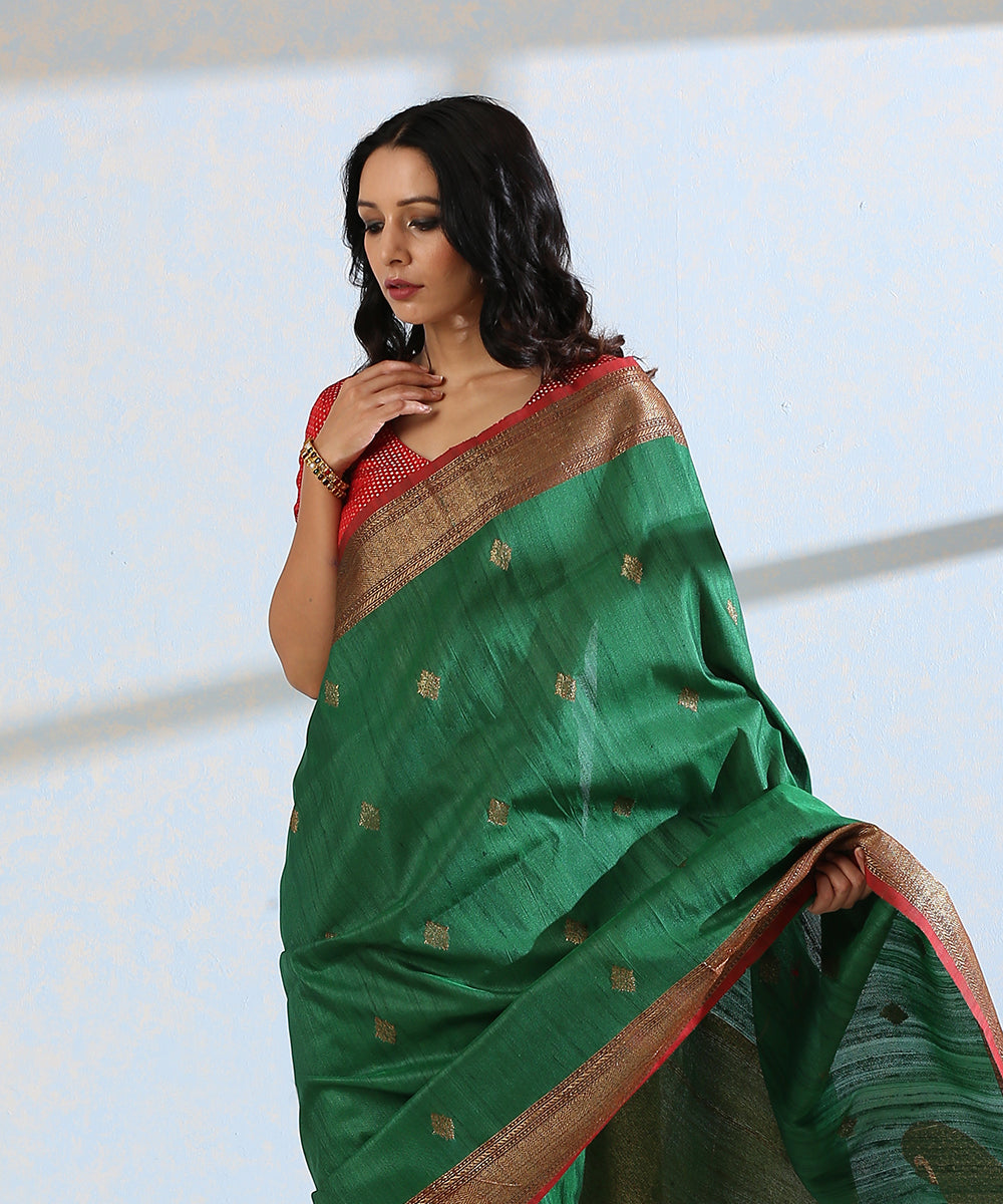 Green_Handloom_Dupion_Silk_Banarasi_Saree_With_Red_Border_And_Antique_Zari_WeaverStory_01