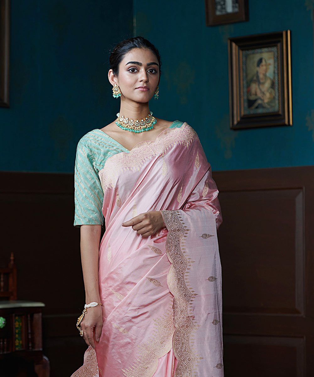 Handloom_Powder_Pink_Pure_Katan_Silk_Banarasi_Saree_With_Scalloped_Border_And_Leaf_Motifs_WeaverStory_01