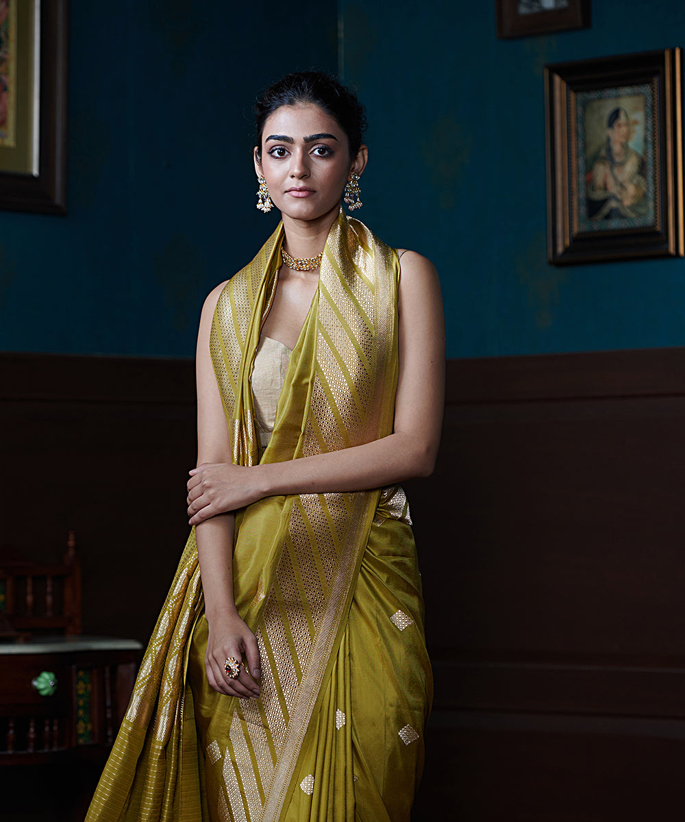 Handloom_Rose_Pink_Pure_Katan_Silk_Banarasi_Saree_With_Kadhwa_Booti_And_Aada_Border_WeaverStory_01