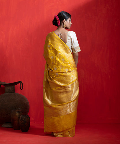 Yellow_Handloom_Pure_Katan_Silk_Banarasi_Saree_With_Sona_Rupa_Kadhwa_Jaal_WeaverStory_03