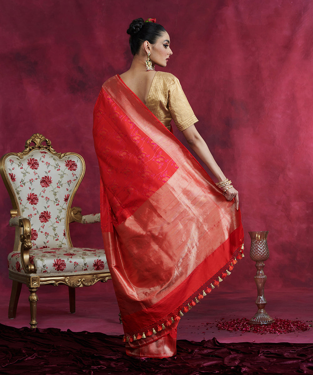 Red_And_Pink_Handloom_Pure_Katan_Silk_Floral_Tanchoi_Banarasi_Saree_WeaverStory_03