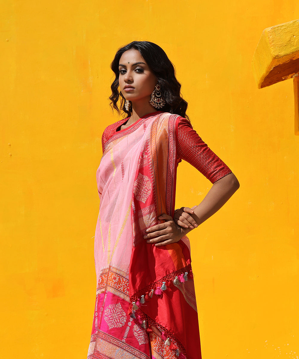 Handloom_Pink_Pure_Kora_Silk_Banarasi_Saree_With_Red_Kadhiyal_Border_WeaverStory_01