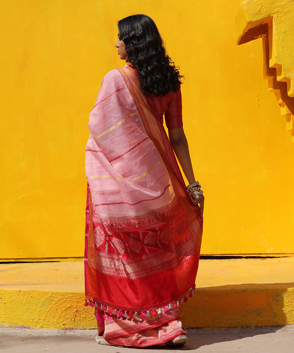 Handloom_Pink_Pure_Kora_Silk_Banarasi_Saree_With_Red_Kadhiyal_Border_WeaverStory_03