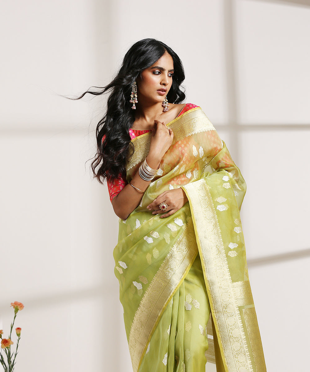 Handloom_Fresh_Green_Kora_Silk_Banarasi_Saree_With_Kadhwa_Booti_And_Zari_Border_WeaverStory_01
