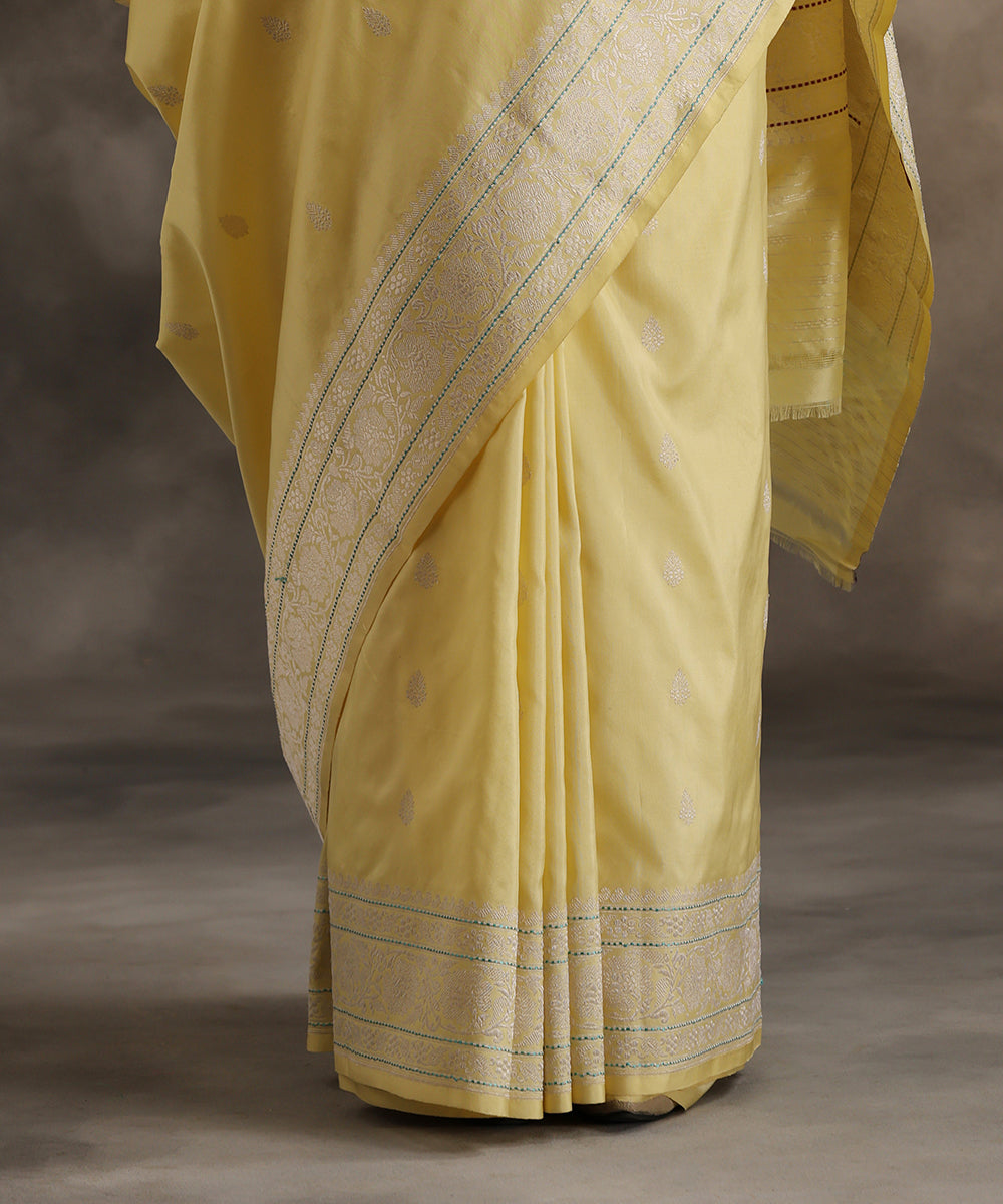 Pale_Yellow_Handloom_Pure_Katan_Silk_Banarasi_Saree_With_Kadhwa_Booti_WeaverStory_04