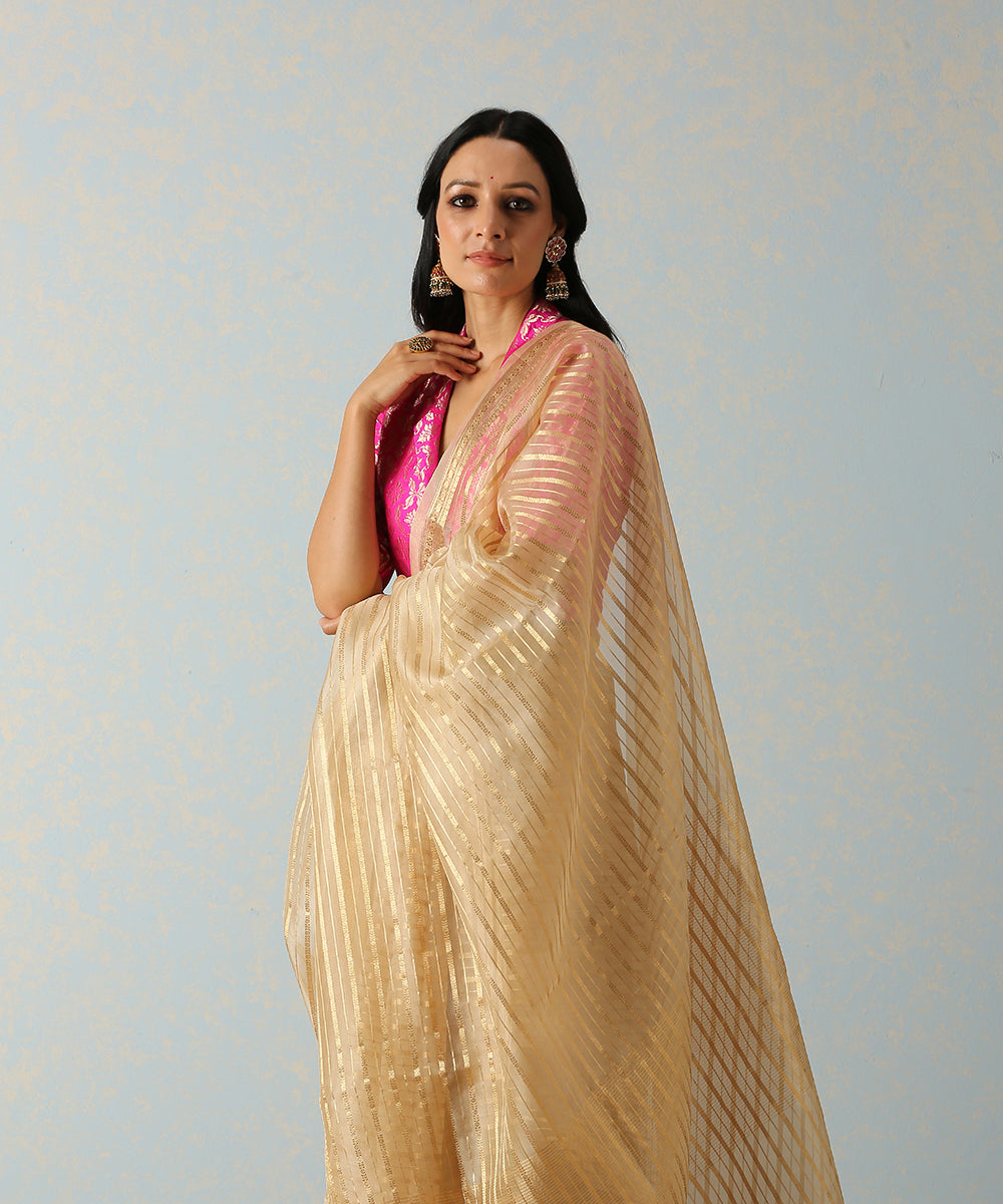 Handloom_Offwhite_Kora_Silk_Banarasi_Saree_With_Horizontal_Stripes_WeaverStory_01