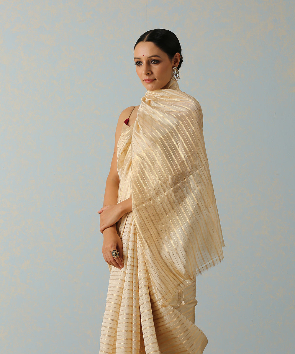 Handloom_Offwhite_Katan_Silk_Banarasi_Saree_With_Horizontal_Stripes_WeaverStory_01