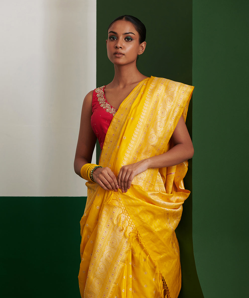 Handloom_Yellow_Pure_Katan_Silk_Banarasi_Saree_With_Broad_Kadhwa_Border_And_Meenakari_Booti_WeaverStory_01