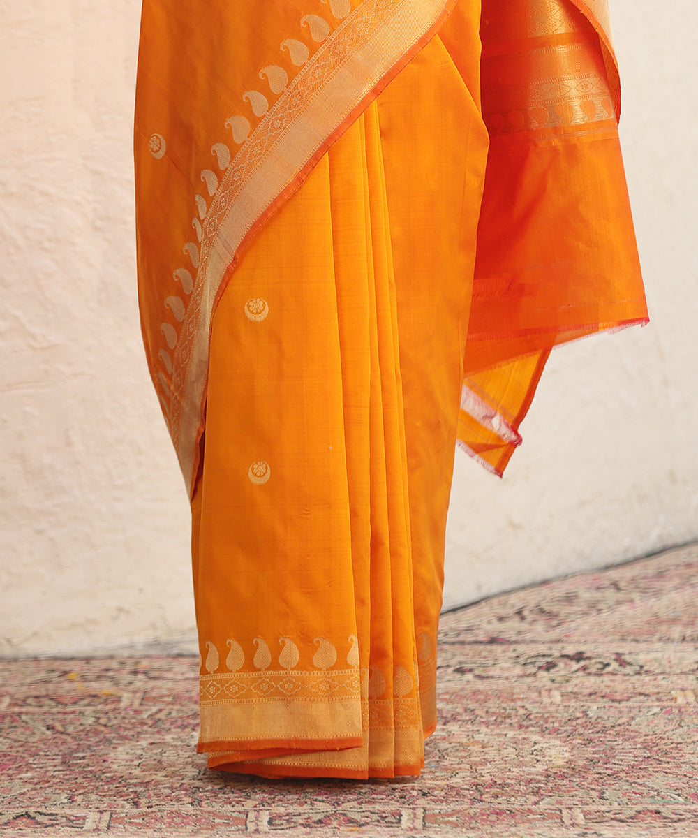 Orange_Handloom_Pure_Katan_Silk_Banarasi_Saree_With_Chaand_Boota_And_Paisley_Border_WeaverStory_04