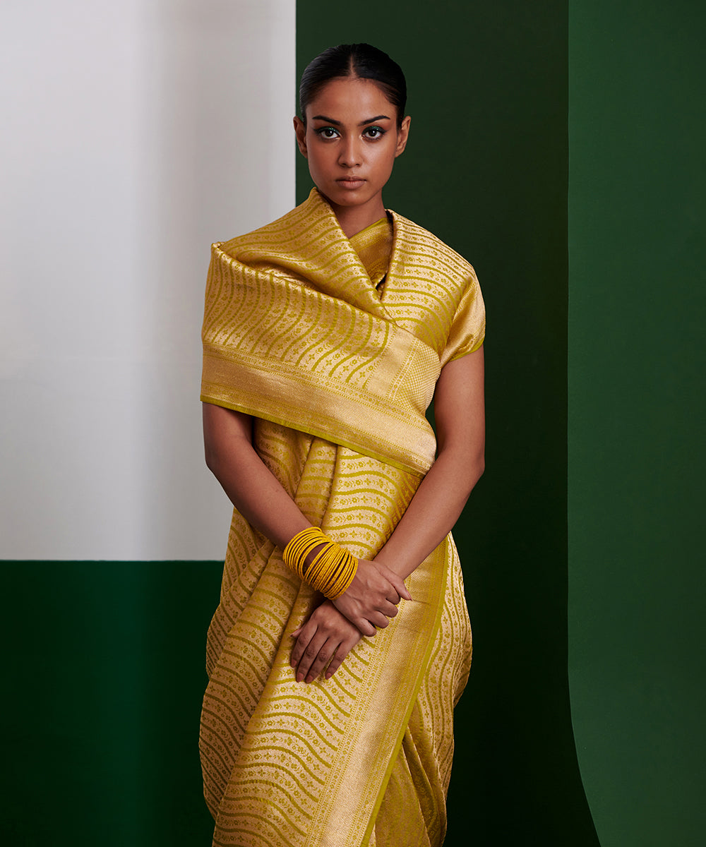 Green_Handloom_Pure_Katan_Silk_Banarasi_Brocade_Saree_With_Wave_Design_WeaverStory_01