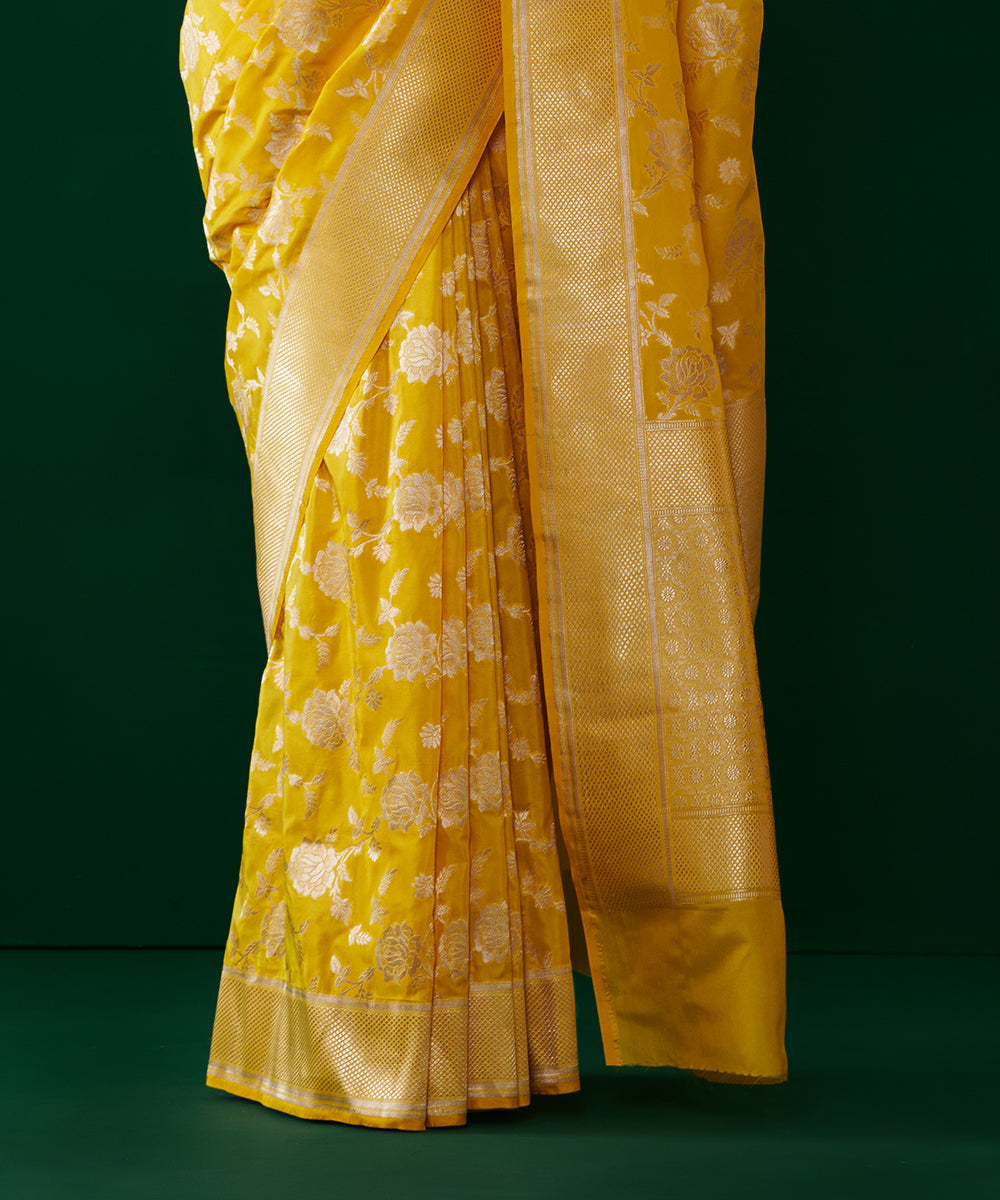 Handloom_Yellow_Pure_Katan_Silk_Banarasi_Saree_With_Sona_Rupa_Jaal_WeaverStory_04