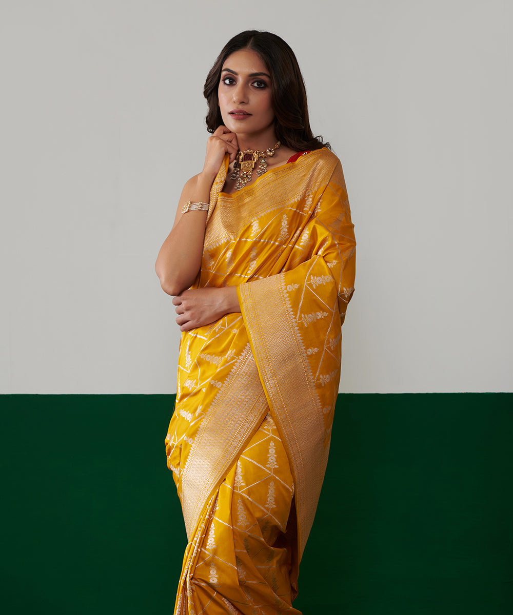 Handloom_Mustard_Yellow_Pure_Katan_Silk_Banarasi_Saree_With_All_Over_Zari_Booti_WeaverStory_01