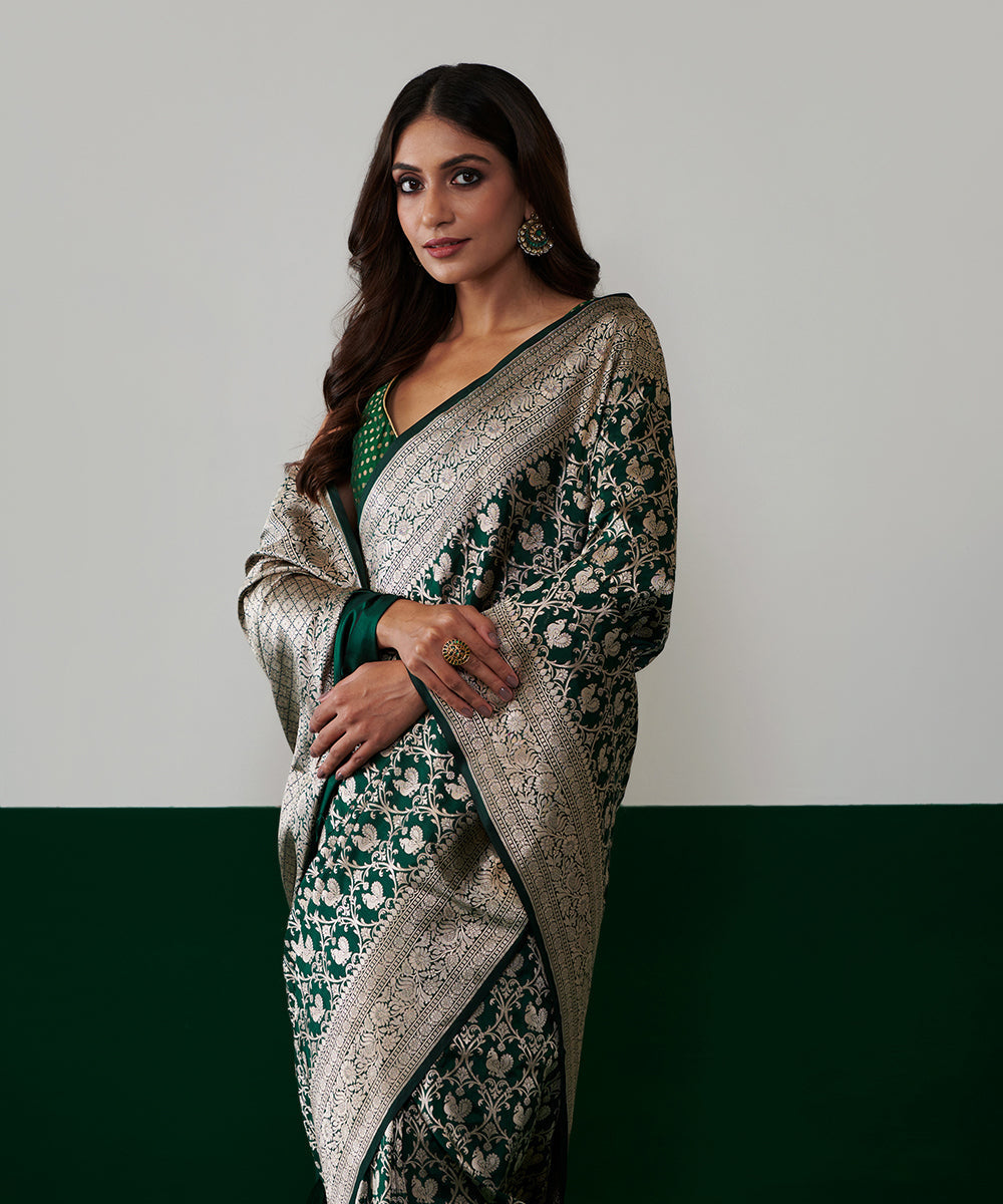 Handloom_Emerald_Green_Pure_Katan_Silk_Banarasi_Saree_With_Peacock_Motifs_WeaverStory_01