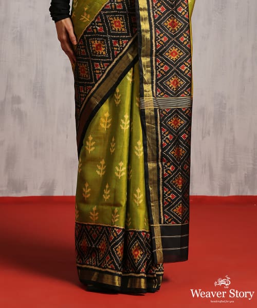 Fresh_Green_Handloom_Pure_Silk_Patola_Saree_With_Black_And_Red_Border_And_Pallu_WeaverStory_04