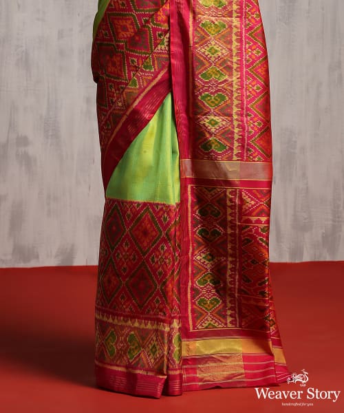 Handloom_Green_Pure_Silk_Patola_Saree_With_Pink_Border_And_Pallu_WeaverStory_04