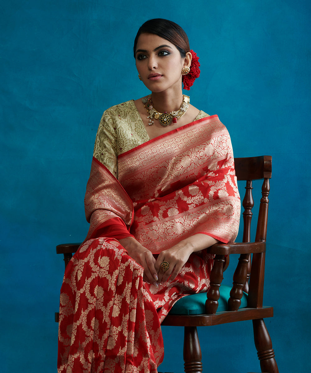 Handloom_Tomato_Red_Pure_Katan_Silk_Banarasi_Saree_With_Floral_Jaal_WeaverStory_01