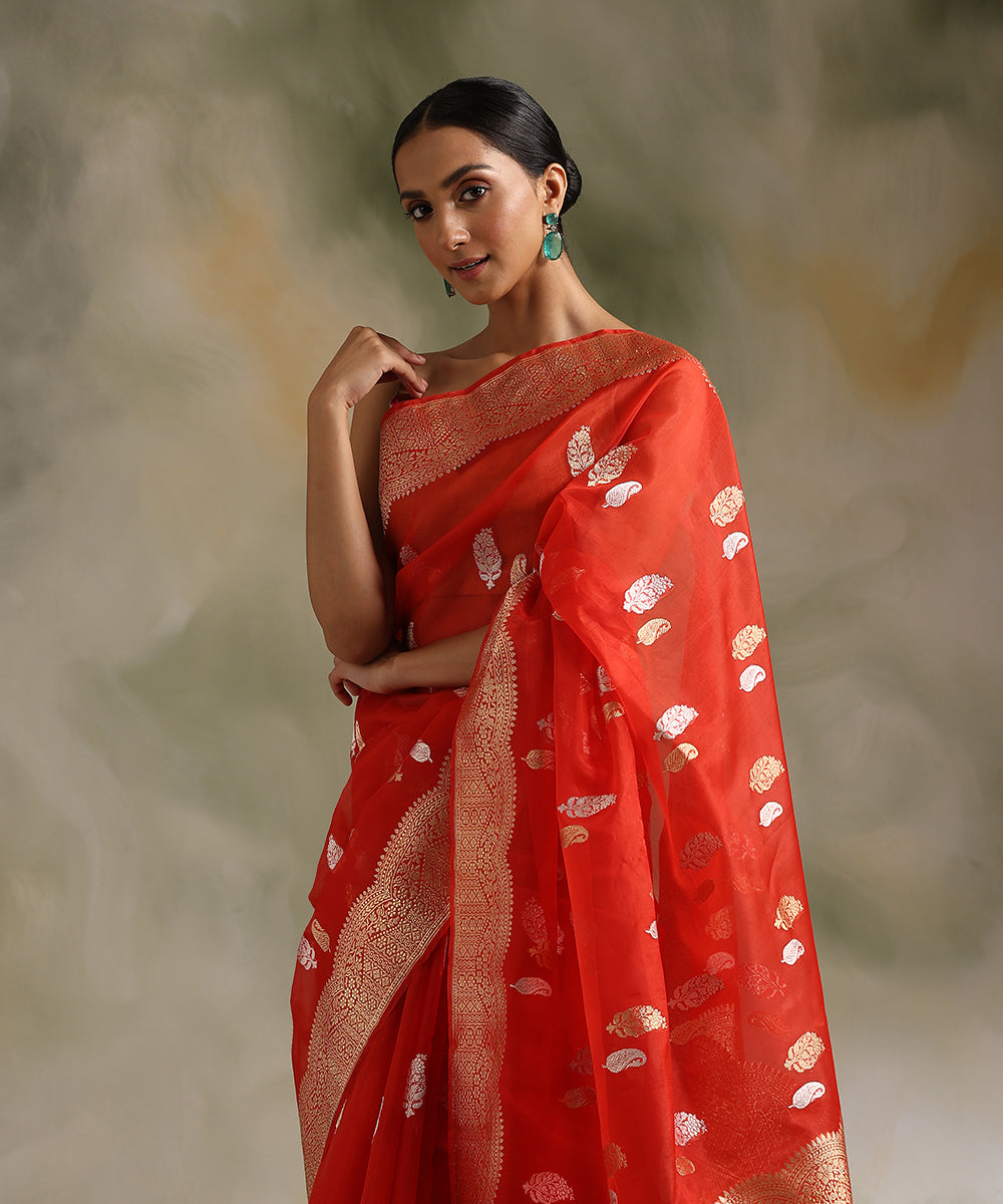 Handloom_Tomato_Red_Pure_Kora_Silk_Banarasi_Saree_With_Sona_Rupa_Booti_WeaverStory_01