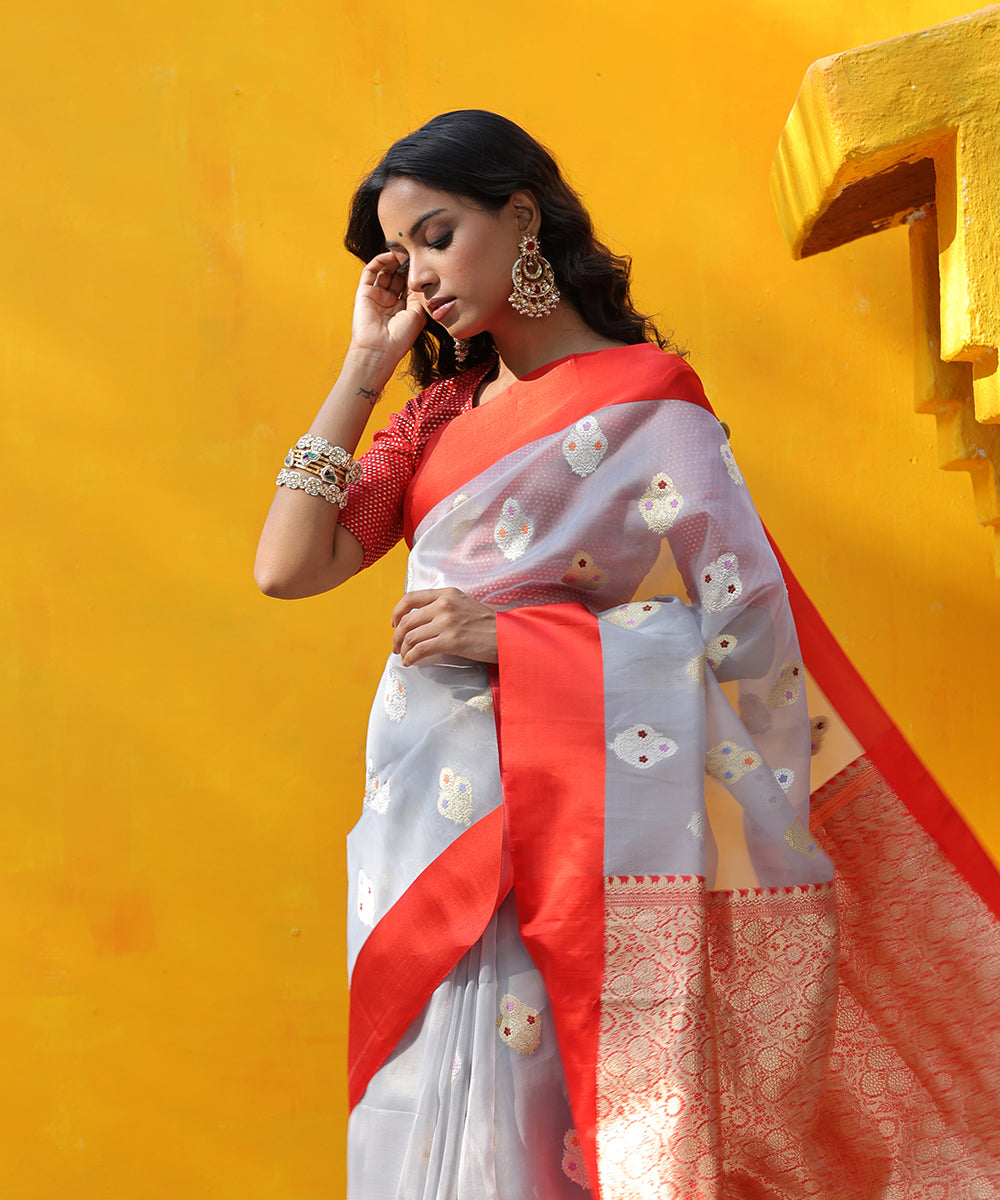 Handloom_Grey_Pure_Kora_Silk_Banarasi_Saree_With_Kadhwa_Boota_And_Red_Satin_Border_WeaverStory_01