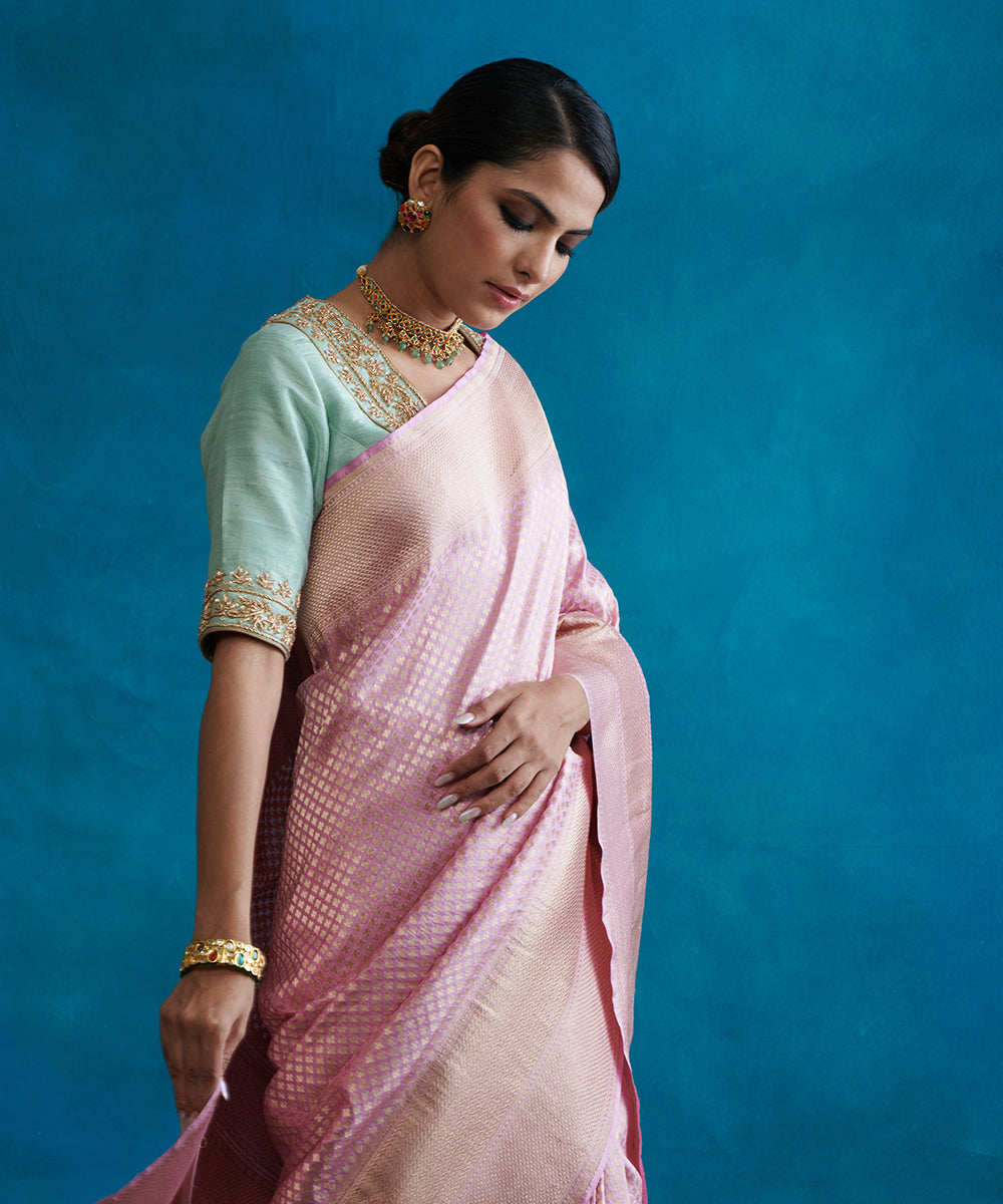 Mauve_Handloom_Pure_Katan_Silk_Banarasi_Saree_With_Broad_Zari_Border_WeaverStory_01