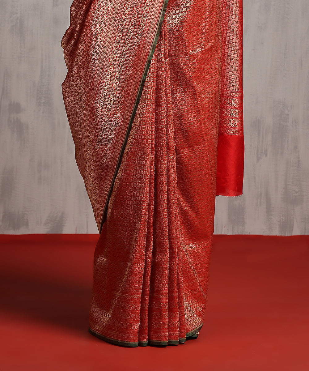 Handloom_Red_Pure_Katan_Silk_Banarasi_Saree_With_Green_Selvedge_And_Small_Floral_Motifs_WeaverStory_04