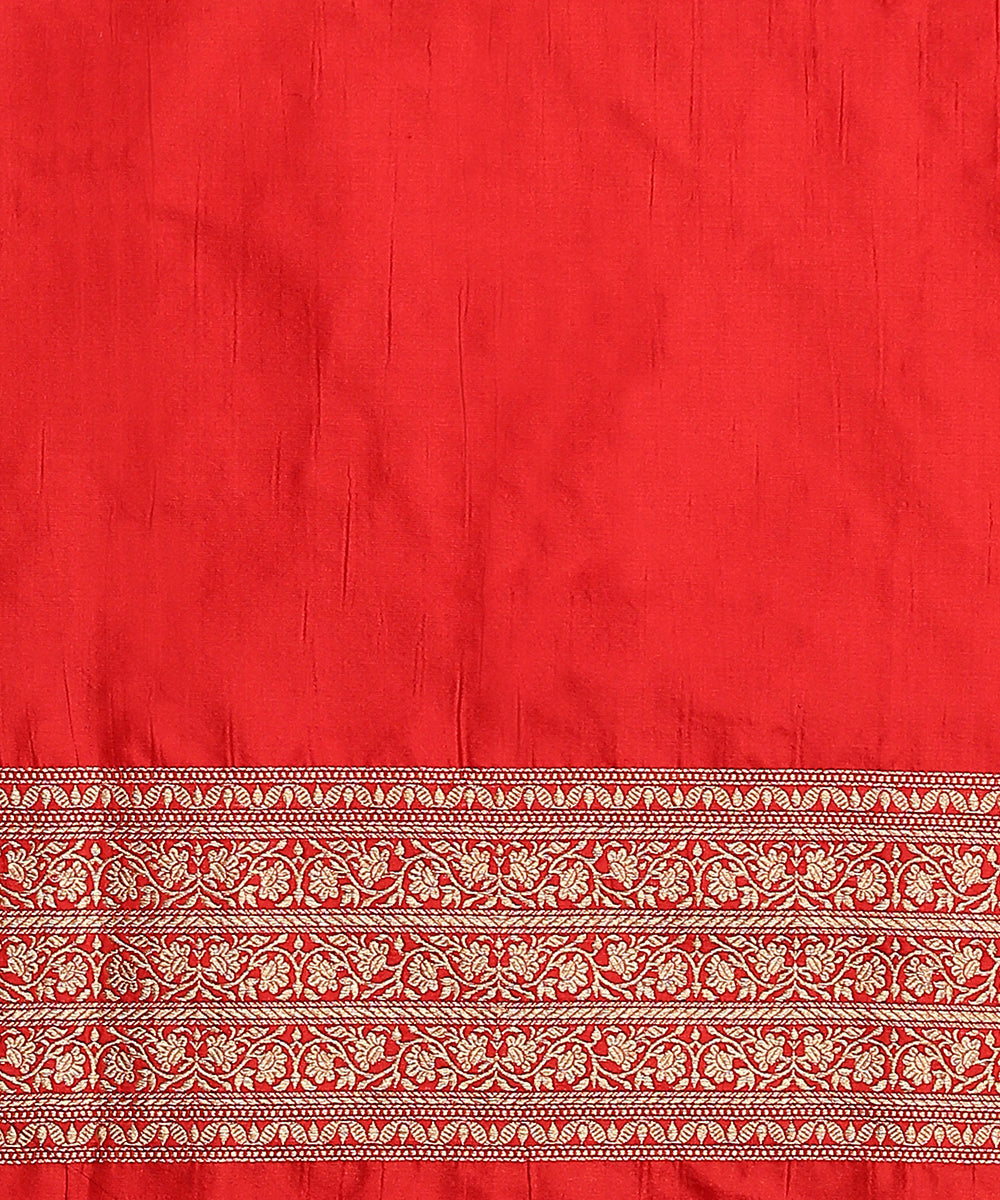 Handloom_Red_Pure_Katan_Silk_Banarasi_Saree_With_Green_Selvedge_And_Small_Floral_Motifs_WeaverStory_05