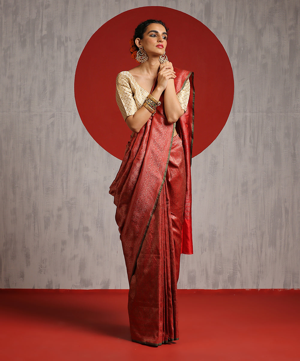 Handloom_Red_Pure_Katan_Silk_Kimkhab_Banarasi_Saree_With_Fan_Motifs_And_Antique_Zari_WeaverStory_02