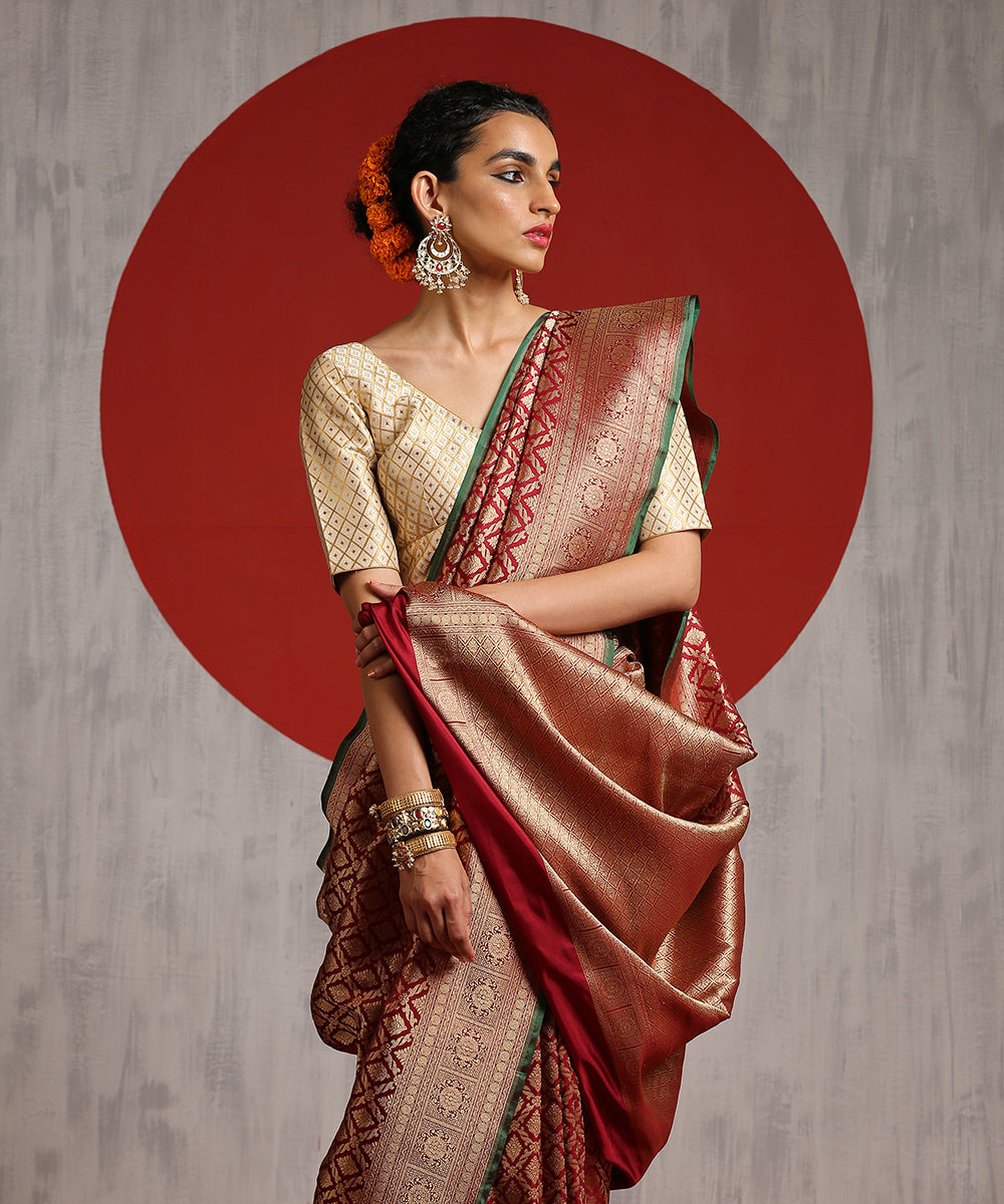 Handloom_Maroon_Pure_Katan_Silk_Kimkhab_Banarasi_Saree_With_Green_Selvedge_WeaverStory_01