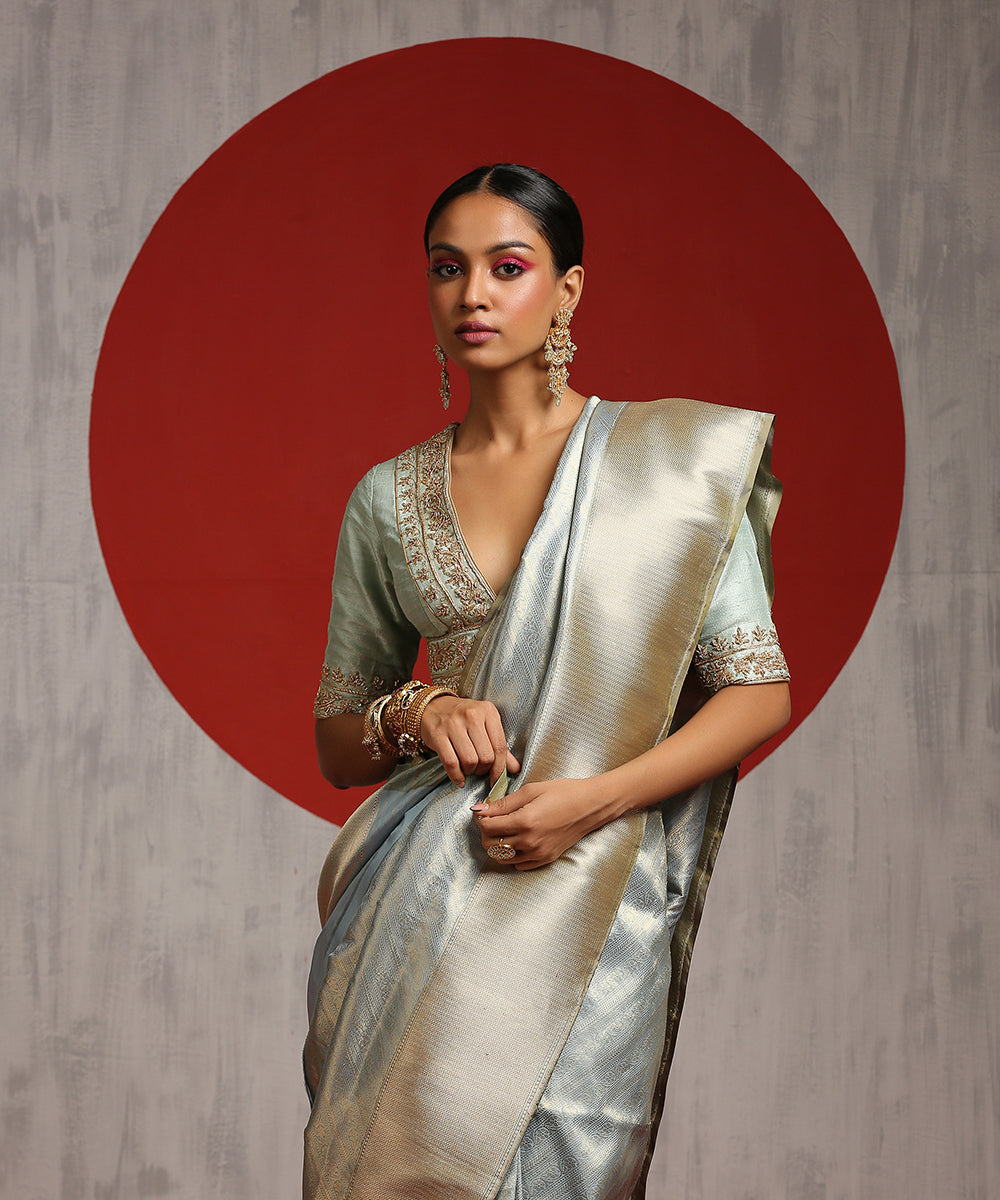 Powder_Blue_Handloom_Pure_Katan_Silk_Zari_Tanchoi_Banarasi_Saree_With_Green_Border_WeaverStory_01