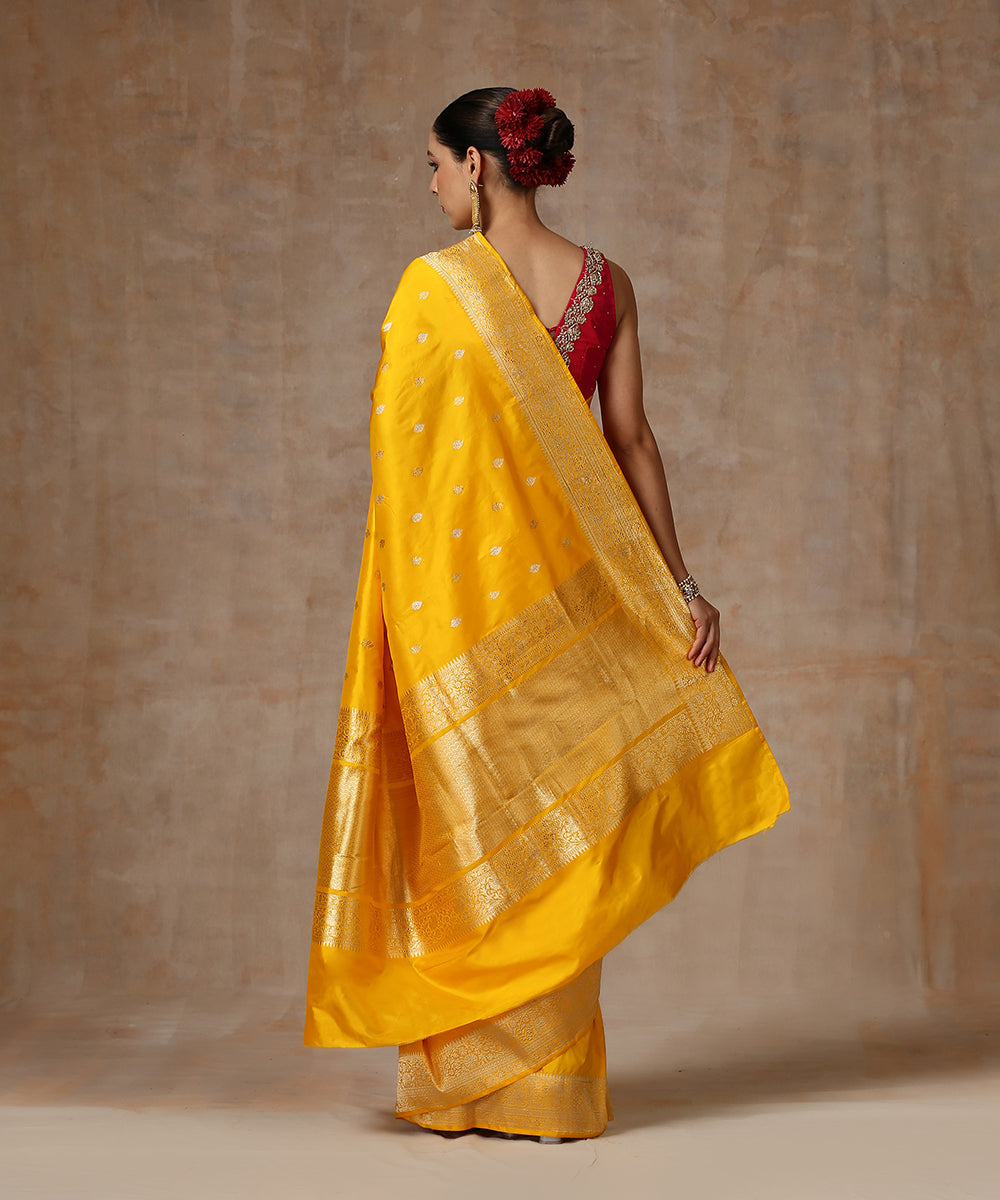 Handloom_Yellow_Pure_Katan_Silk_Banarasi_Saree_With_Kadhwa_Booti_WeaverStory_03