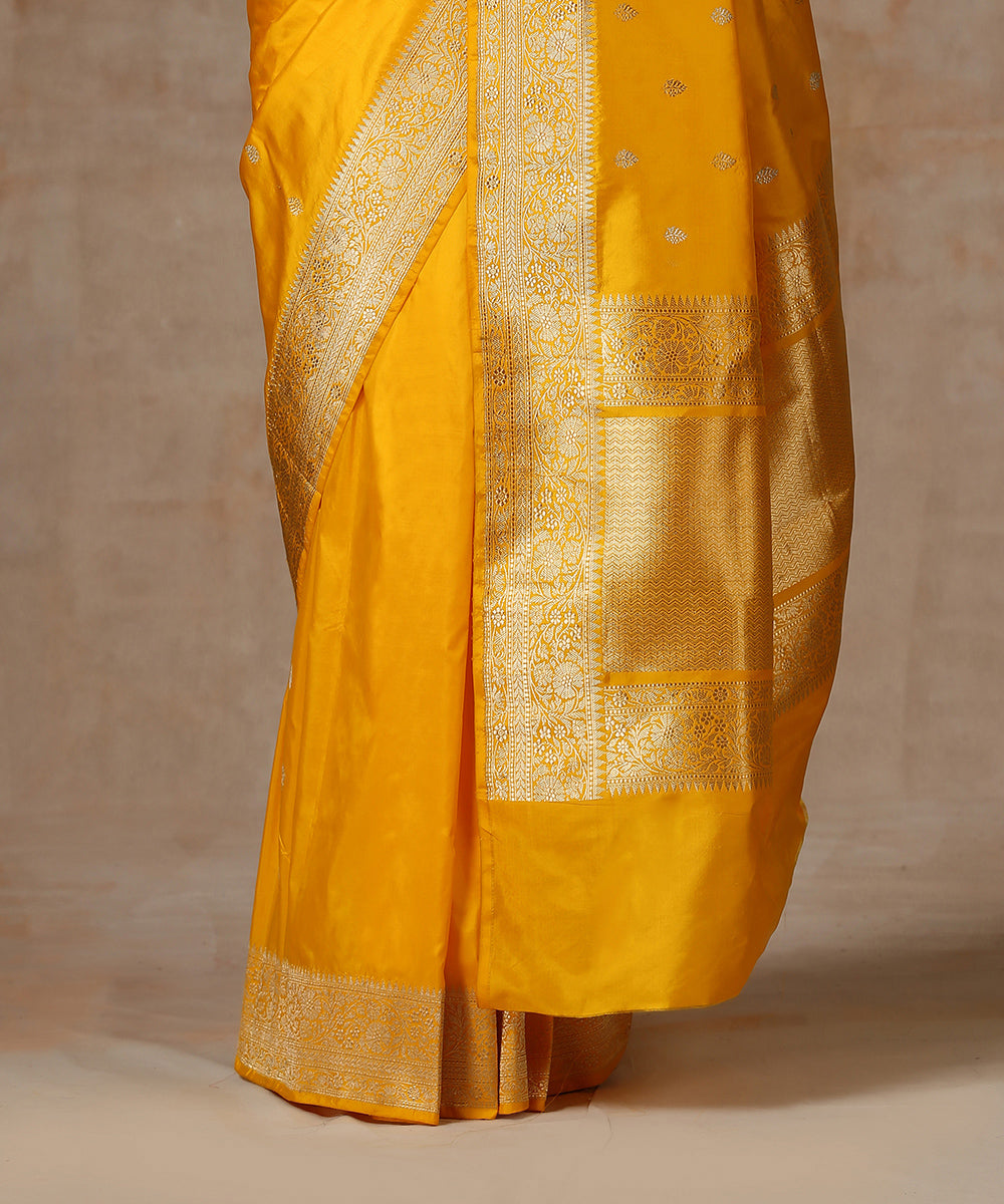 Handloom_Yellow_Pure_Katan_Silk_Banarasi_Saree_With_Kadhwa_Booti_WeaverStory_04