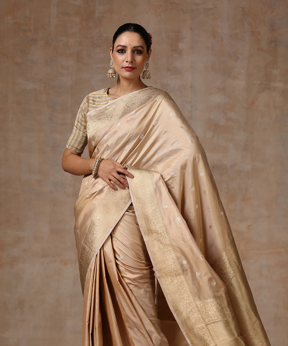 Handloom_Beige_Pure_Katan_Silk_Banarasi_Saree_With_Kadhwa_Booti_WeaverStory_01