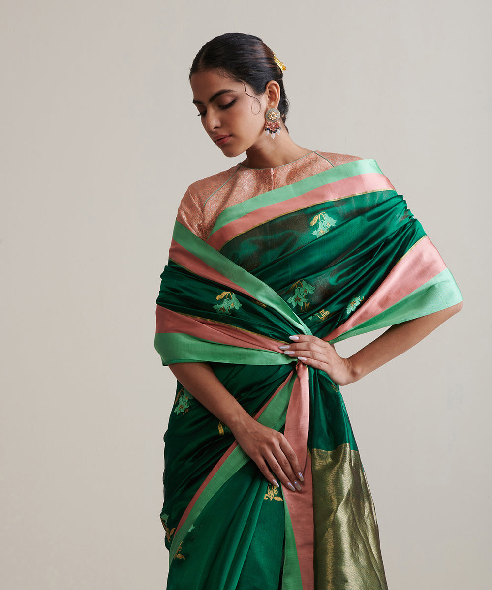 Handloom_Emerald_Green_Pure_Chanderi_Silk_Saree_With_Mashroo_Border_And_Floral_Motifs_WeaverStory_01