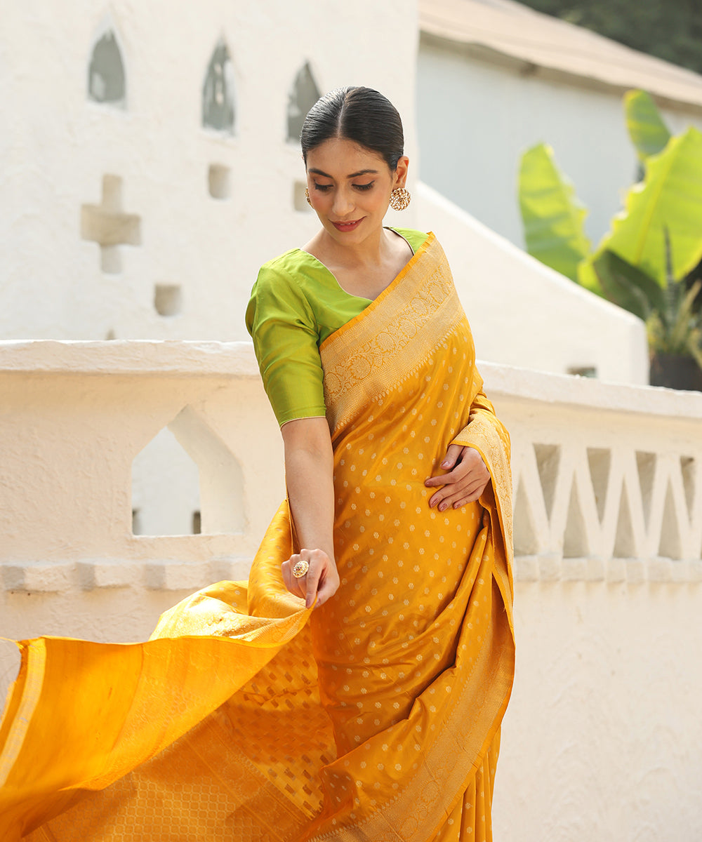 Mustard_Handloom_Pure_Katan_Silk_Banarasi_Saree_With_Booti_WeaverStory_01