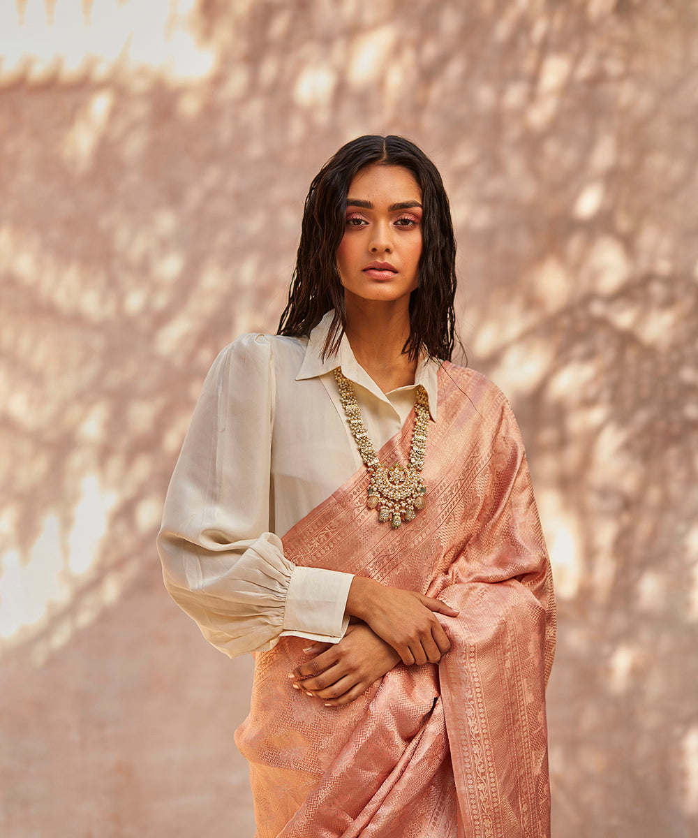 Peach_Handloom_Gajji_Silk_Tanchoi_Banarasi_Saree_With_Floral_Motifs_WeaverStory_01