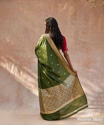 Dark_Heena_Green_Handloom_Pure_Katan_Silk_Banarasi_Saree_With_Meenakari_Border_WeaverStory_03