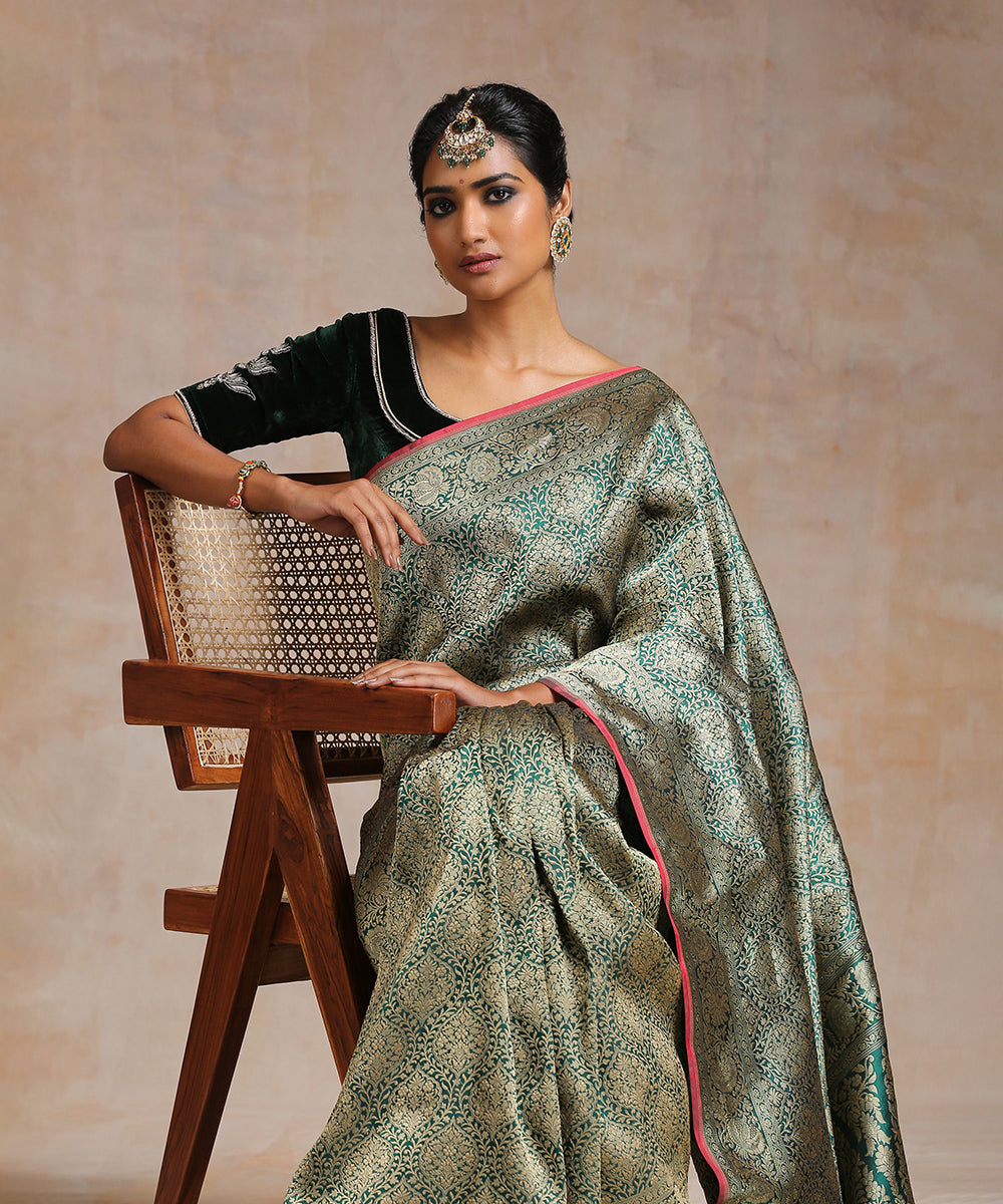 Handloom_Green_Pure_Katan_Silk_Kimkhab_Banarasi_Saree_With_Red_Selvedge_WeaverStory_01