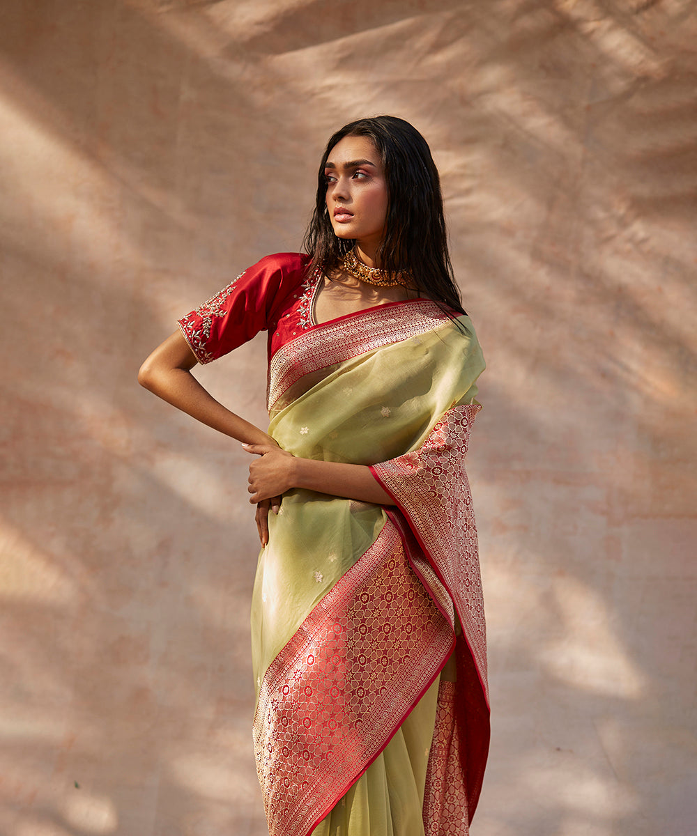 Handloom_Pastel_Green_Kora_Silk_Banarasi_Saree_With_Kadhwa_Booti_With_Maroon_Broad_Border_WeaverStory_01