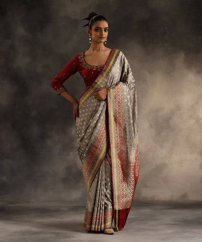 Pastel_Grey_Handloom_Pure_Gajji_Silk_Banarasi_Saree_With_Kadhwa_Booti_WeaverStory_02