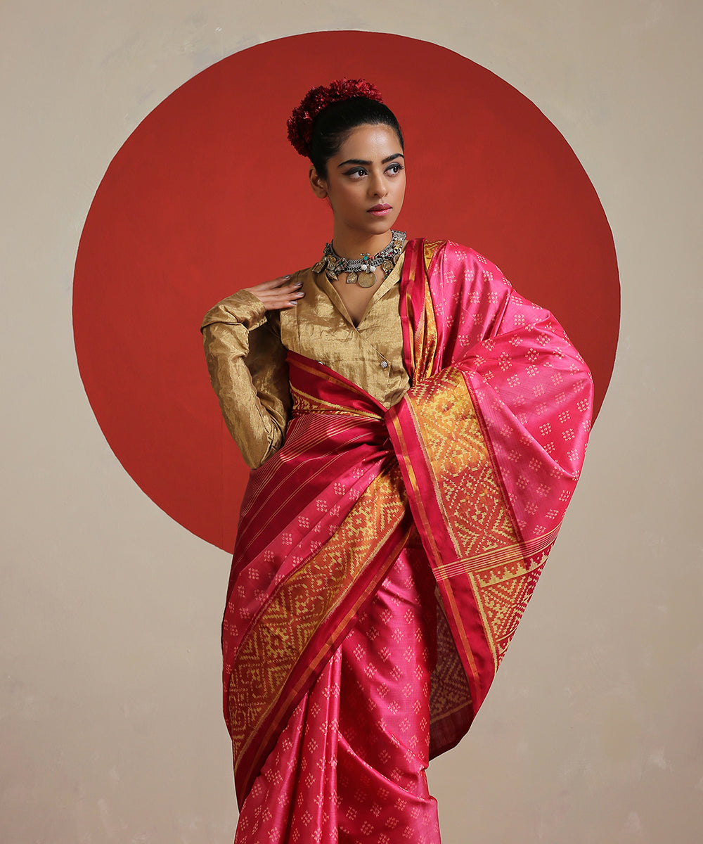 Handloom_Magenta_Double_Shade_Mulberry_Silk_ Single_Ikat_Patola_With_Tissue_Border_Saree_WeaverStory_01