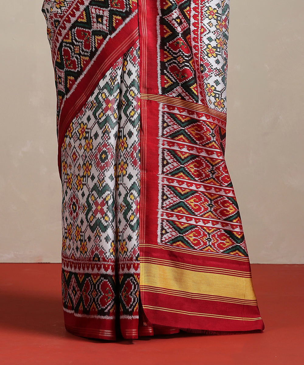 Handloom_Off_White_Pure_Mulberry_Silk_Ikat_Patola_Saree_With_Twill_Weave_WeaverStory_04