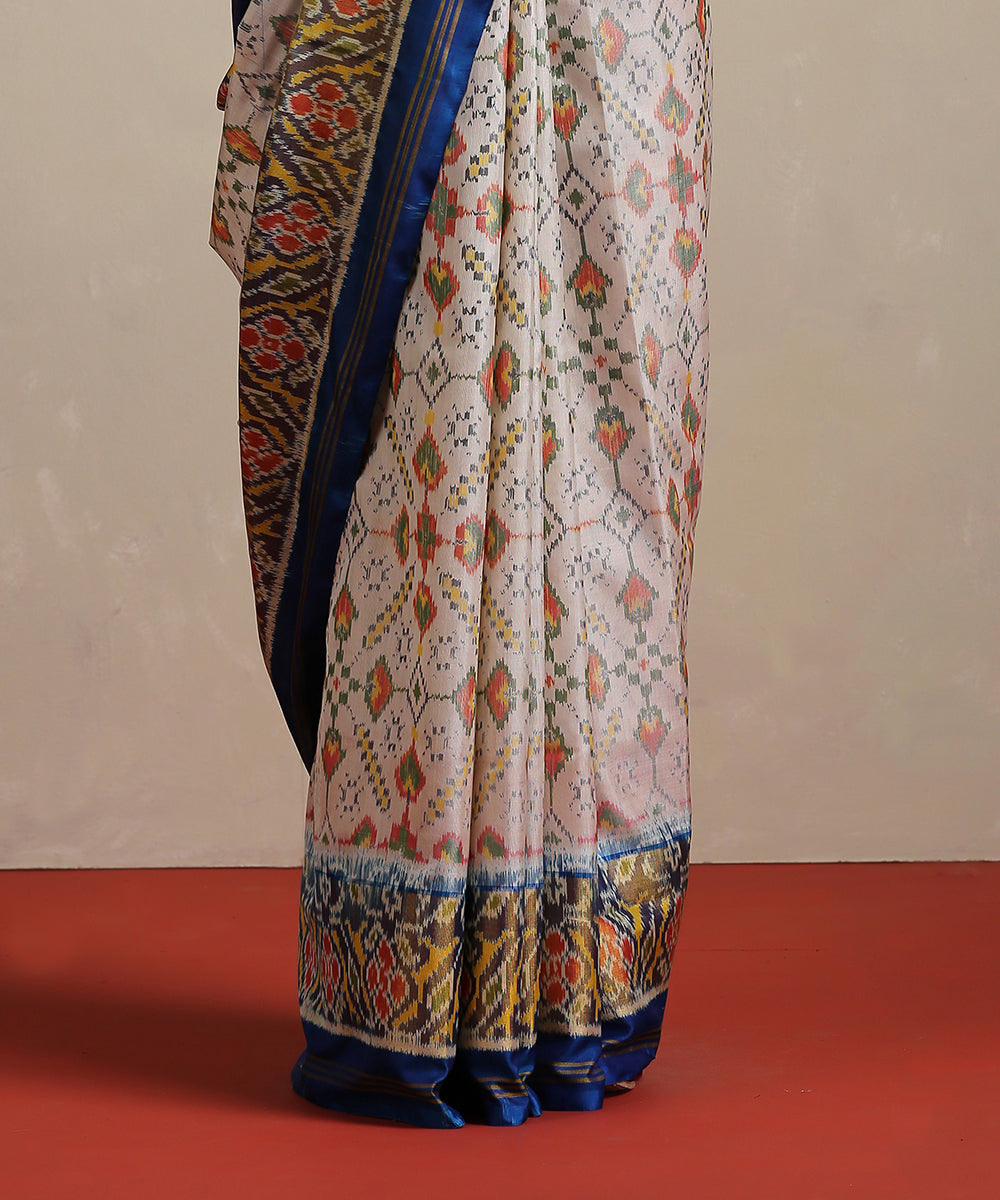 Handloom_Off_White_Pure_Mulberry_Silk_Ikat_Patola_Saree_With_Blue_Tissue_Border_WeaverStory_04