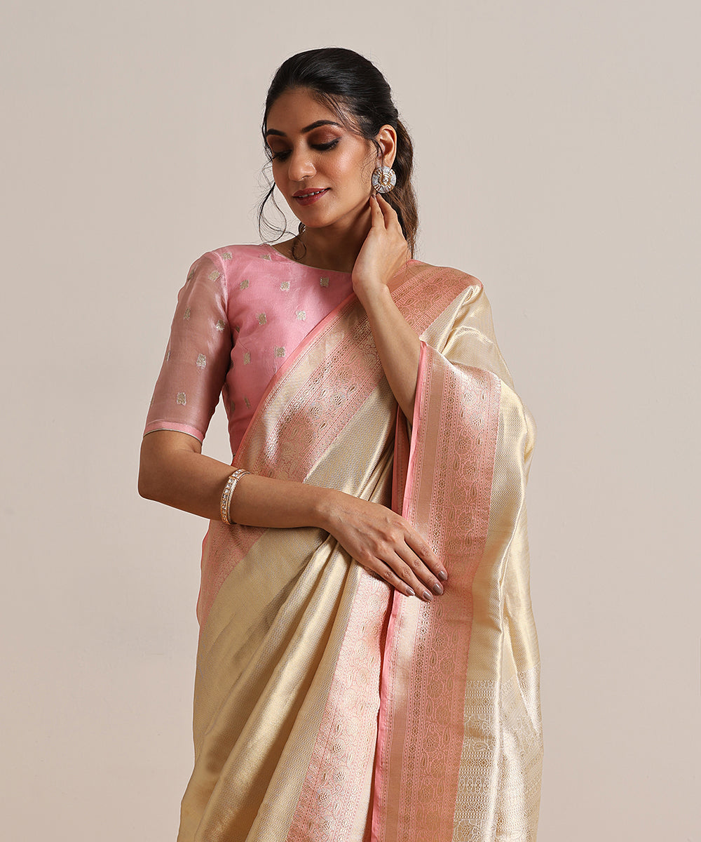 Handloom_Gold_Pure_Katan_Silk_Tanchoi_Banarasi_Saree_With_Kadhwa_Dust_Peach_Border_WeaverStory_01
