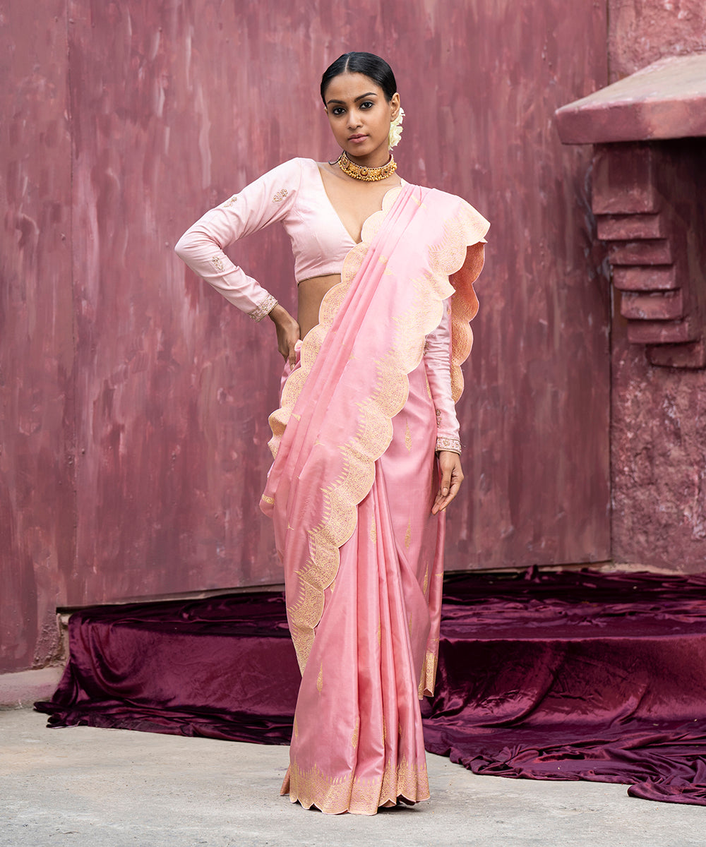 Handloom_Soft_Pink_Pure_Katan_Silk_Banarasi_Saree_With_Scalloped_Border_WeaverStory_02