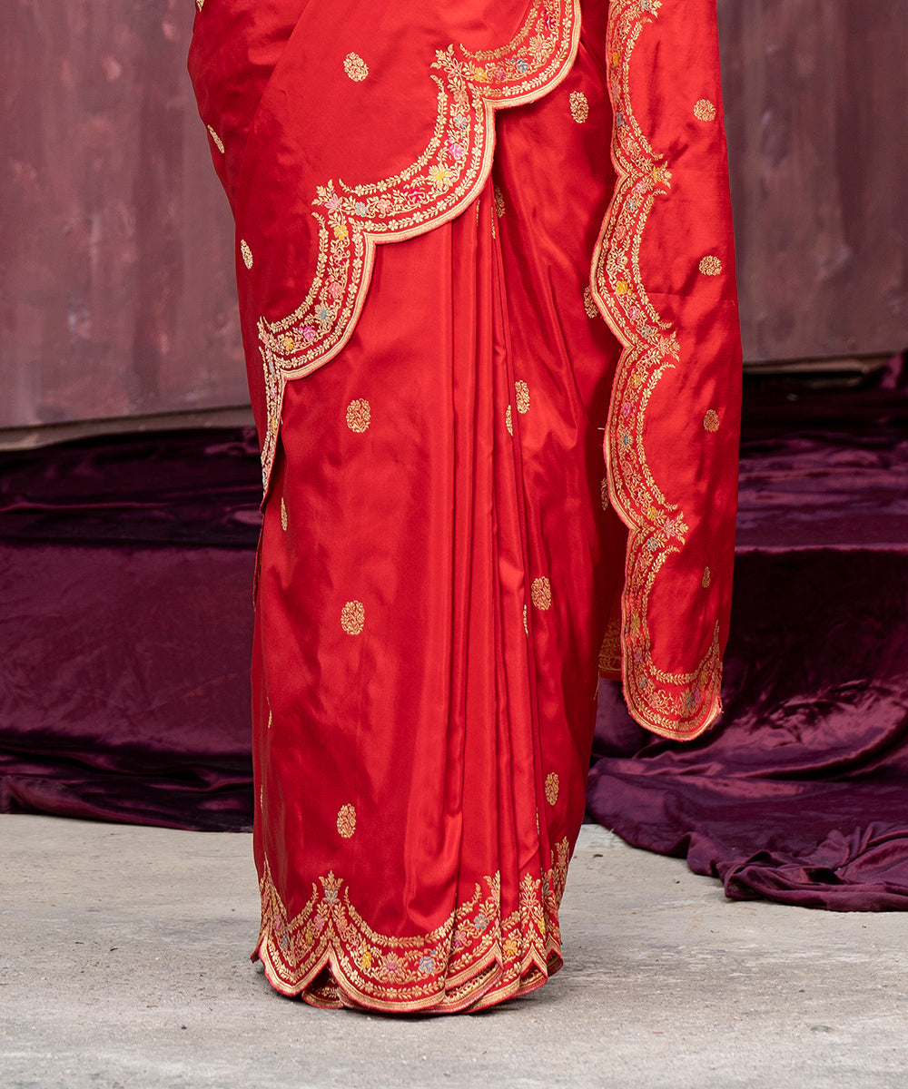 Red_Handloom_Pure_Katan_Silk_Banarasi_Saree_With_Meenakari_And_Scalloped_Border_WeaverStory_04