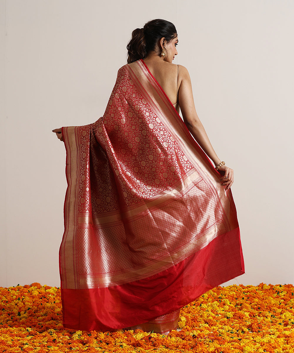 Red_Handloom_Pure_Katan_Silk_Kimkhab_Banarasi_Saree_With_All_Over_Floral_Jaal_WeaverStory_03