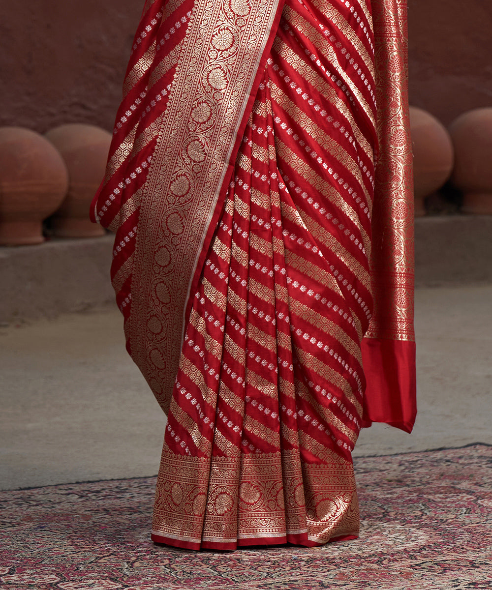 Red_Handloom_Pure_Katan_Silk_Banarasi_Saree_With_Diagonal_Bel_WeaverStory_04