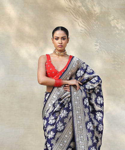 Handloom_Dark_Blue_Pure_Katan_Silk_Banarasi_Saree_With_Floral_Bunches_WeaverStory_01