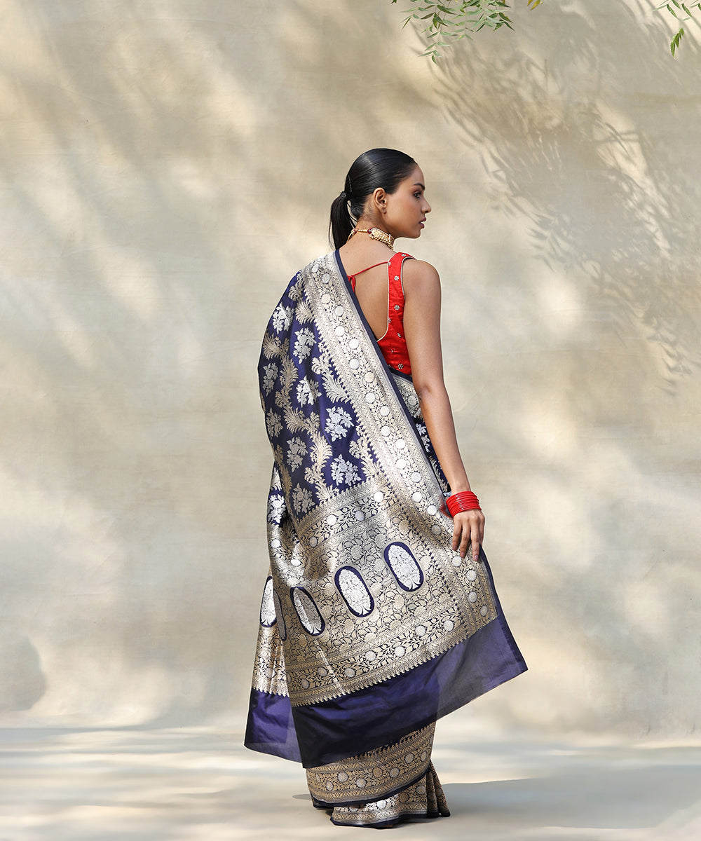 Handloom_Dark_Blue_Pure_Katan_Silk_Banarasi_Saree_With_Floral_Bunches_WeaverStory_03